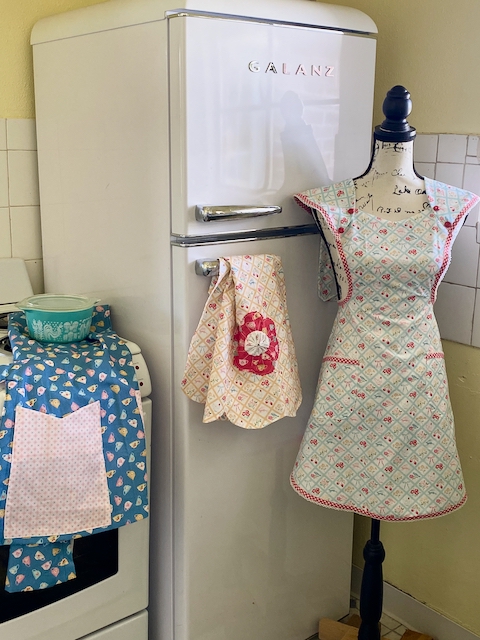 3 Vintage Aprons and a Quilt in Rosy Cheeks&nbsp;Fabric